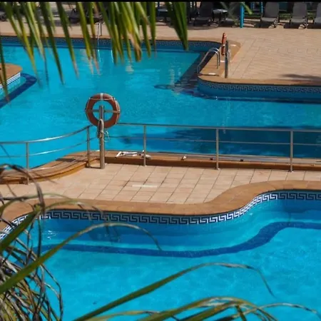 Walking To The דירה *