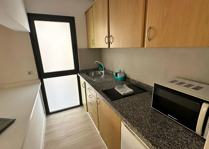 Walking To The דירה *