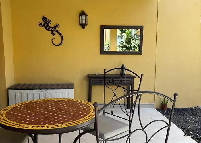 Walking To The דירה *